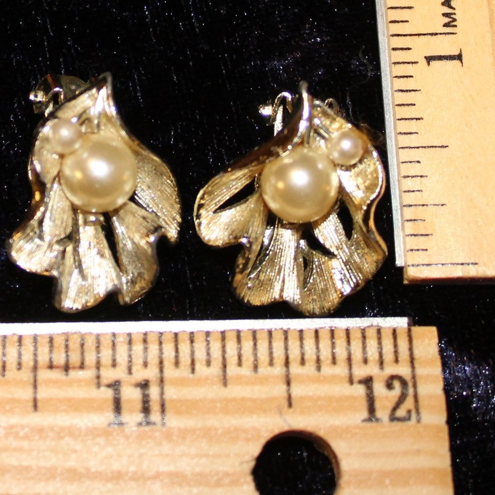 Silver toned Leaf in pearl CLIP on earrings